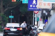辽宁台当局这个单位的公车，给了狗了