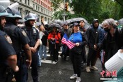 辽宁美国多地举行“没有国王”抗议活动